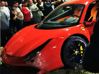 Pe Miraj Tzunami l-a luat valul cu Ferrari-ul fratelui său, Tzancă Uraganu. Accident la ANAF Foto: Youtube