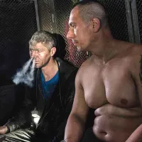 Umberto Trestian (stânga) și Cosmin Podină (dreapta) relaxându-se pentru câteva momente la sfârșitul schimbului lor, înainte de a se îndrepta spre dușurile de la mina Livezeni Foto: Mugur Vărzariu