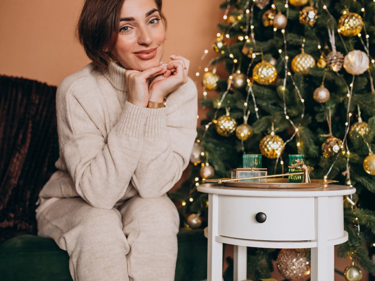 Femeie lângă bradul de Crăciun - Foto: Freepik (rol ilustrativ)