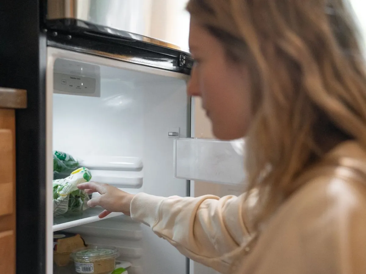 Femeie care ia legume din frigider - Foto: Pexels (Imagine cu rol ilustrativ)