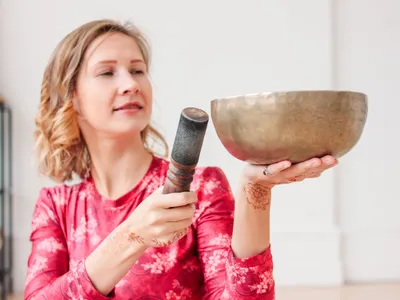 Femeie care ține un bol în mână - Foto: Freepik (Imagine cu rol ilustrativ)