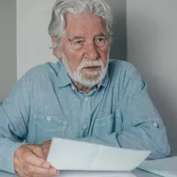 Pensionar supărat la pensie - Foto: Freepik