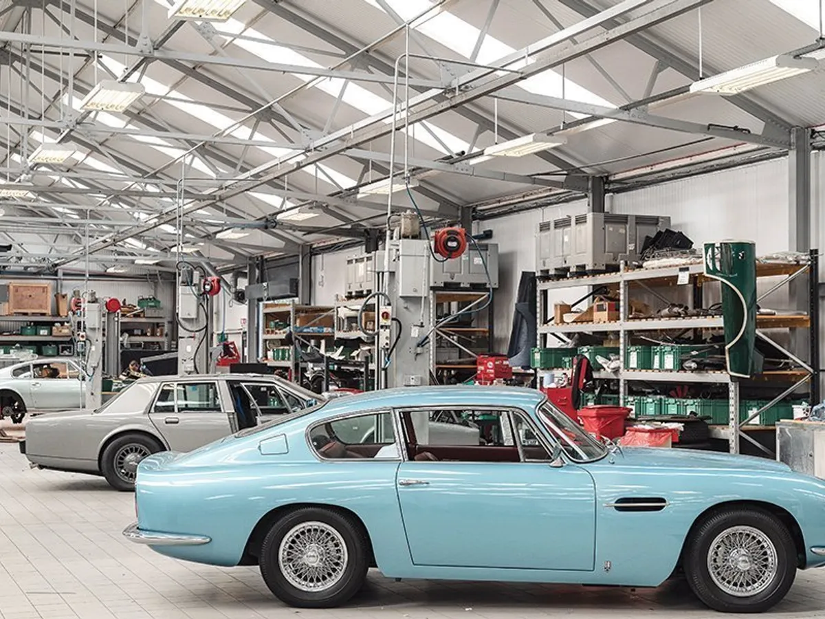 La Aston Martin Works se află cel mai important service și un centru second-hand.