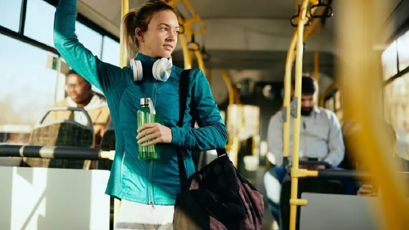 Cum reziști la 40 de grade Celsius? Trucuri pentru a te răcori în autobuz sau pe trotuarele încinse - Foto: freepik.com (rol ilustrativ)