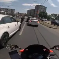 Un motociclist „croșetează” mașinile la semafor și se înfige într-una. Ce sancțiuni riscă - Foto: captură video