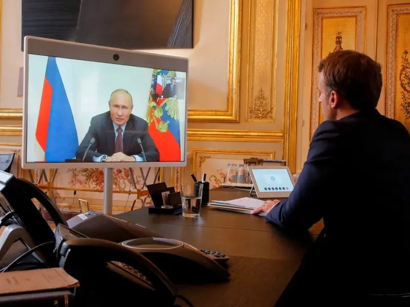 Macron a vorbit din nou cu Putin. Liderul suprem de la Kremlin a acuzat Ucraina de „crime de război”. / Foto: politico.eu