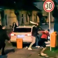 Luptă cu sabia, pumni și coșuri de gunoi, în plină stradă, la Reghin. - Foto: captură video/punctul.ro