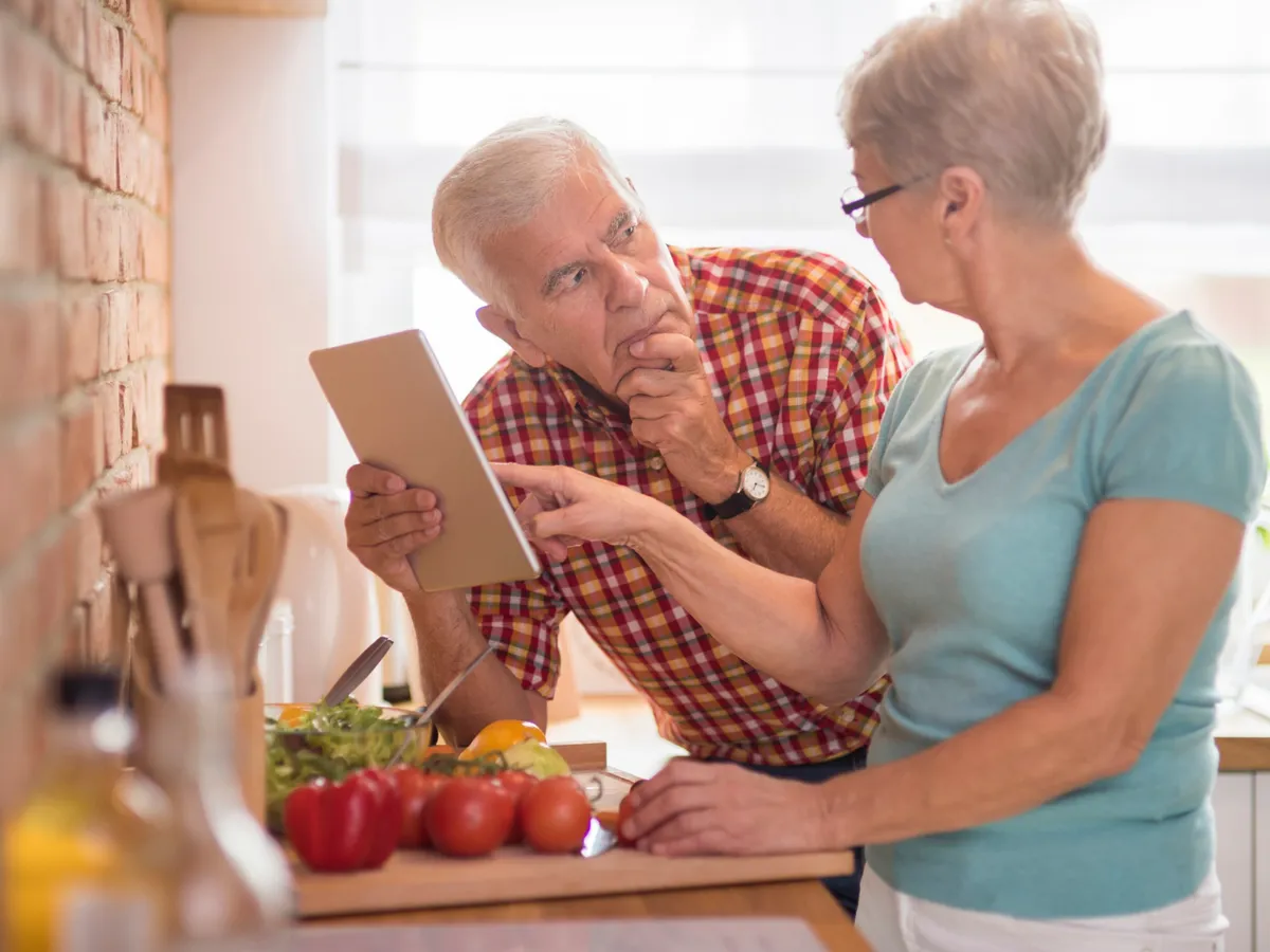 Pensionari la pensie în bucătărie - Foto: Freepik