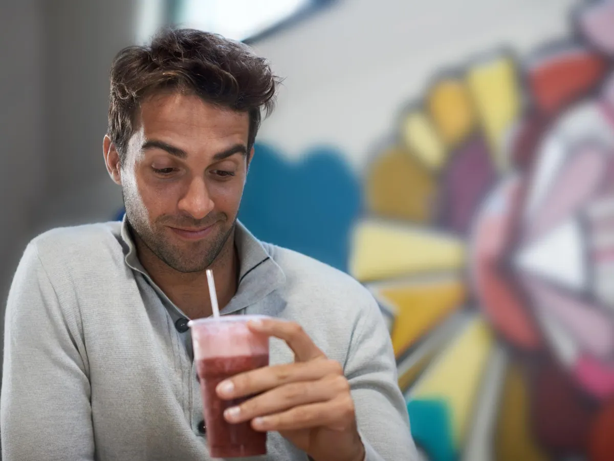 Bărbat care bea suc - Foto: Freepik (Imagine cu rol ilustrativ)