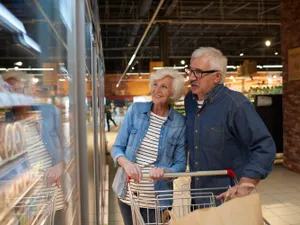 Pensionarii ies cu pensia în supermarket - Foto: Freepik