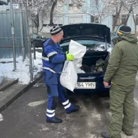 Cine sunt bucureștenii care primesc saci cu sare de la primărie - Foto: Facebook/PS6