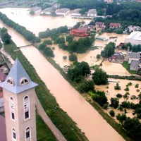 Prăpăd în Bacău. Copac căzut peste o maşină, grădiniţă inundată, case pline cu apă - Foto: Bacau.net (imagine cu caracter ilustrativ)