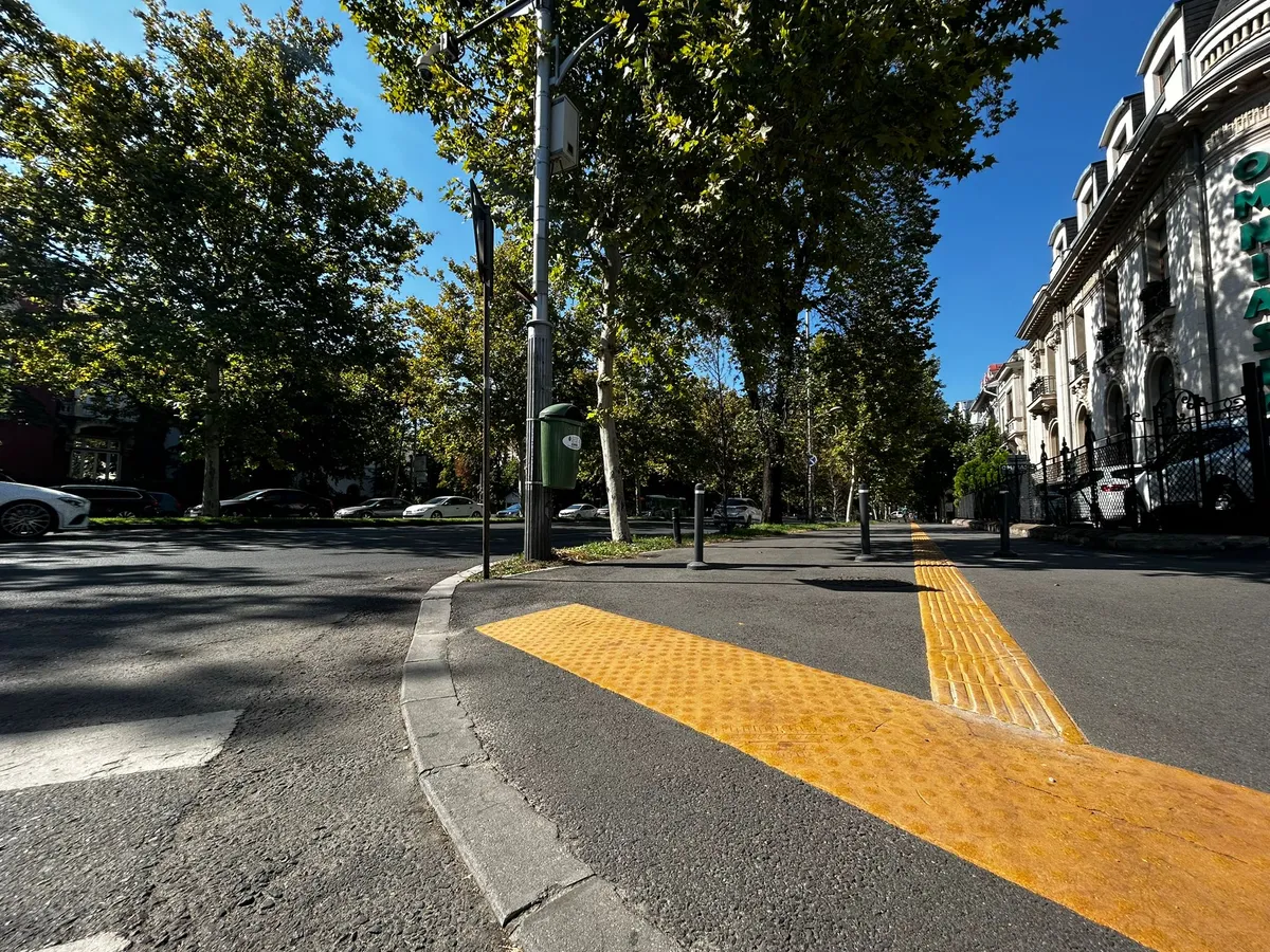 Primăria Municipiului București, prin Administrația Străzilor, a instalat marcaje tactile pentru nevăzători pe trotuarele bulervardului Lascăr Catagiu - Foto: Newsweek