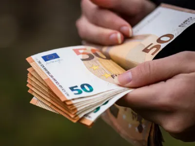 1.000 € în plus pentru unii români din Spania care au copii. Care sunt criteriile - Foto: Freepik (rol ilustrativ)