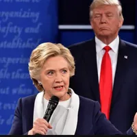 Hillary Clinton și Donald Trump, în dezbaterea prezidențială din 2016/ FOTO: BBC