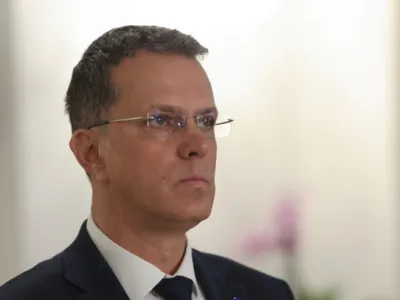 CV-ul celorlalți miniștri ai apărării din țările de la granița cu războiul: Doctor în medicină, tradiție militară, studii în SUA