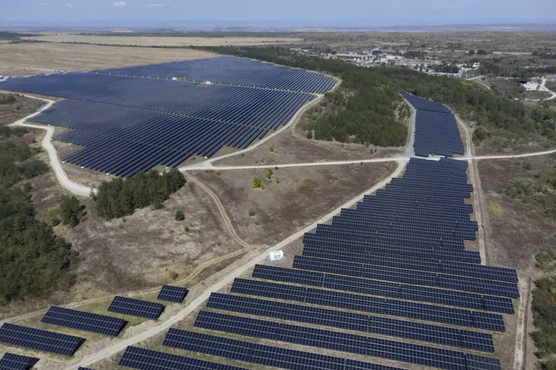 Celălalt capăt al sistemului - producţia. Centrala fotovoltaică Sunterra Re, de l&acirc;ngă Galabovo, &icirc;n centrul Bulgariei - Foto: Profimedia Images