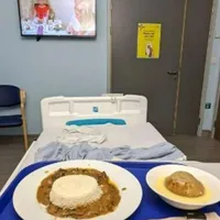 Ce mâncare a primit un român într-un spital din Londra: „Cina, meniul și camera mea de spital” - Foto: Preluare B1TV