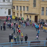 Elevii trebuie să țină masca și la orele de sport. Sursa imagine: Inquam Photos / Alex Nicodim
