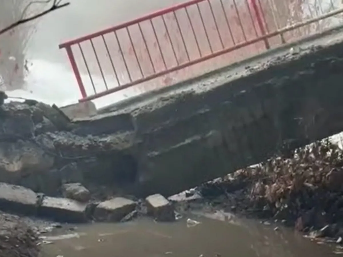 VIDEO Un pod rutier peste râul Vișeu s-a rupt. Circulația pe DJ 188, restricționată în zonă