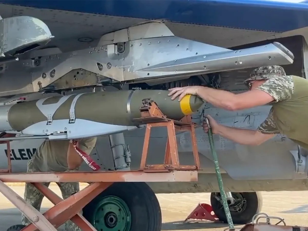 Bombe JDAM-ER avansate, ghidate cu precizie, pe un MiG-29 al Ucrainei - Foto: Profimedia Images
