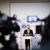 Ministrul Mediului crede că mașinile electrice rareori depășesc 25.000 €. Realitatea e alta - Foto: Facebook/Mircea Fechet