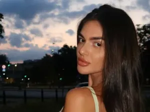 A fost ”luat la ochi” de englezi și a început o relație cu fiica ”celui mai mare interlop al țării”. E mai în vârstă decât el