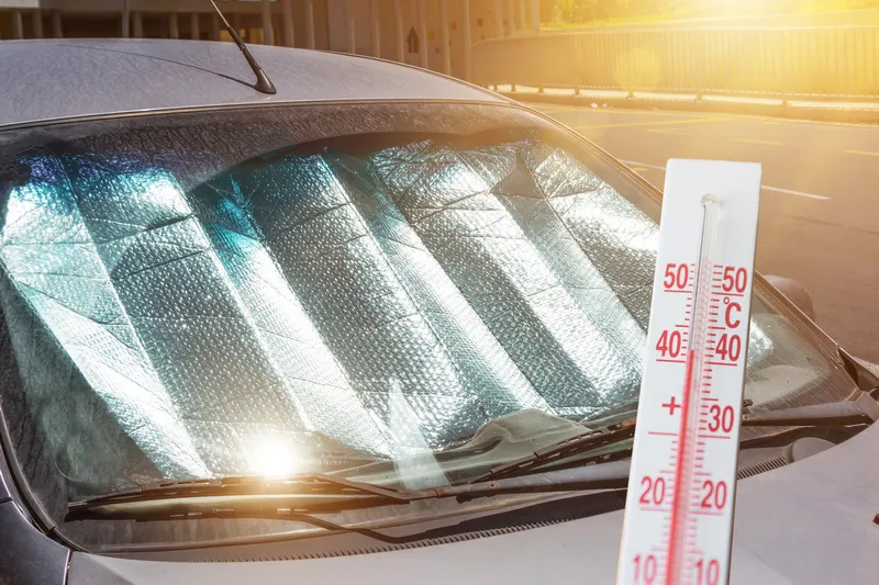 Soarele arzător și temperaturile caniculare, de 35-40 de grade Celsius, &icirc;ți transformă mașina &icirc;n &bdquo;cuptor&rdquo; &icirc;n c&acirc;teva minute - Foto: magnific.com