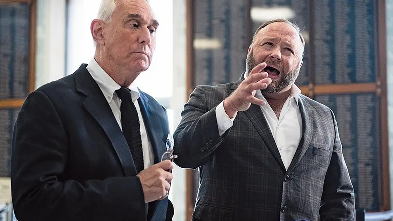 FANFARONUL DREPTURILOR Roger Stone (stânga) și adeptul teoriei conspirației Alex Jones, interziși pe Facebook, Twitter și Instagram în ultimul an