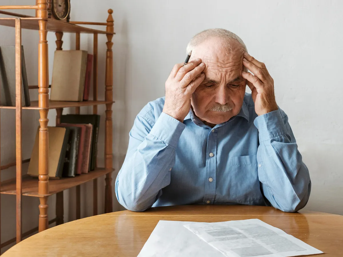 Escrocherie cu pensii. A falsificat semnăturile pensionarilor și le-a luat banii. Cum le-a câștigat încrederea