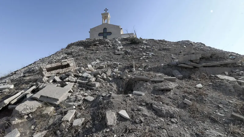 Această fotografie realizată la 19 noiembrie 2021 arată molozul și pietrele funerare rupte, deteriorate de luptătorii grupării Statul Islamic în timpul ocupației lor din nordul Irakului, la Mănăstirea Chaldeană Foto: Profimedia Images