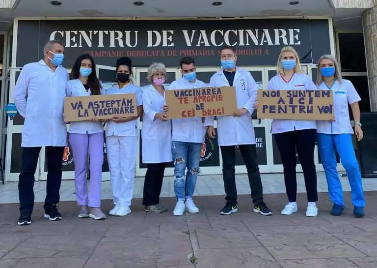 Mesaje de încurajare date de angajații unui centru de vaccinare. Sursă: Facebook RoVaccinare