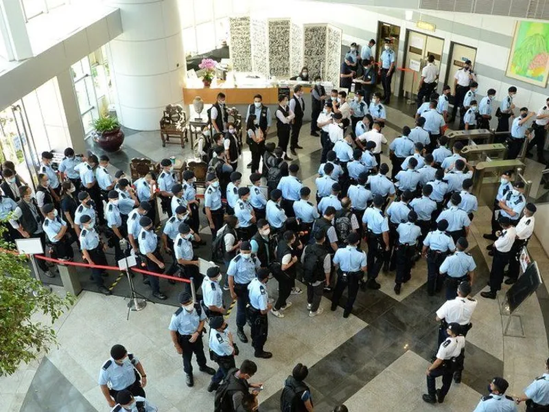 Conducerea ziarului Apple Daily din Hong Kong, arestată pentru uneltire cu forțe străine. / Foto: bbc.com