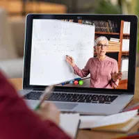 Mai bine mai târziu, decât niciodată. Sute de profesori s-au înscris la cursuri de digitalizare. / Foto: evz.ro