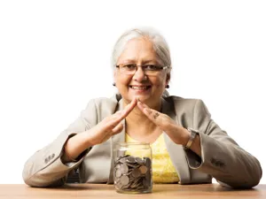 Foto: Pensionară care a luat 300 leiîn plus la pensie doar pentru că a cerut o cerere de revizuire a pensie Sursa: Freepik
