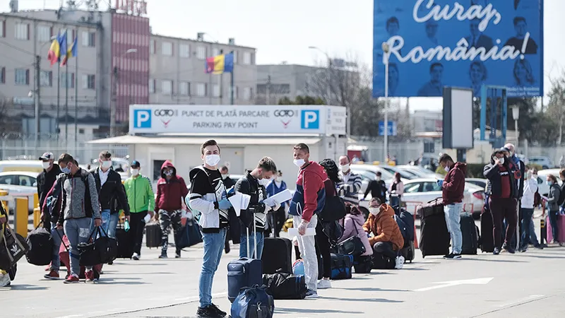 În 10 aprilie, procurorii din Cluj au deschis dosar penal pentru zădărnicirea combaterii bolilor, în cazul celor 1.000 de muncitori sezonieri adunați în Aeroportul „Avram Iancu“ din Cluj, care plecau la muncă în Germania - Foto: INQUAM PHOTOS/ Raul Ștef