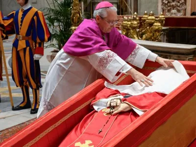 Medalia călătoriei apostolice a Papei Francisc în România, depusă în sicriul său - Foto: vaticannews.va