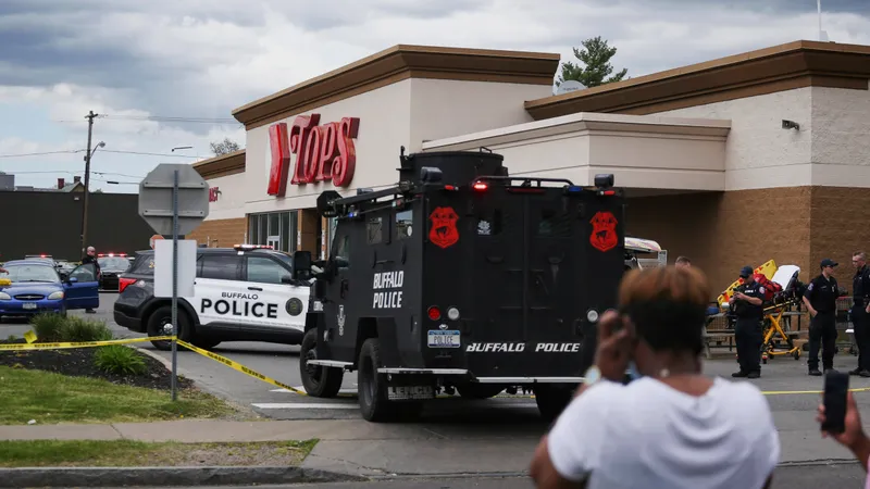 Un tânăr a deschis focul într-un supermarket din Buffalo, statul New York: cel puțin 10 morți. / Foto: nbcnews.com
