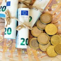 Cine sunt românii care pot primi ajutor social de 370 €. Pentru ce sunt banii? - Foto: Freepik.com (rol ilustrativ)