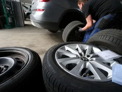 Șoferii trebuie să-și încalțe autovehiculele corespunzător pentru sezonul rece din timp - Foto: Profimedia Images (Imagine cu rol ilustrativ)