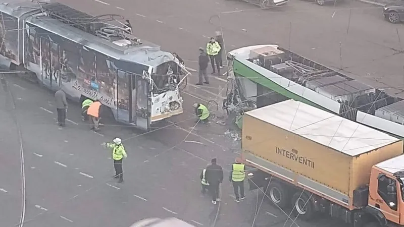 Două tramvaie, unul nou și unul vechi, s-au lovit frontal în București, pe Ștefan cel Mare - Foto: Facebook