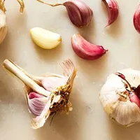 Trucul simplu cu un ingredient prin care poți decoji în 2 secunde usturoiul. Ai nevoie de un bol - Foto: Profimedia Images (imagine cu rol ilustrativ)