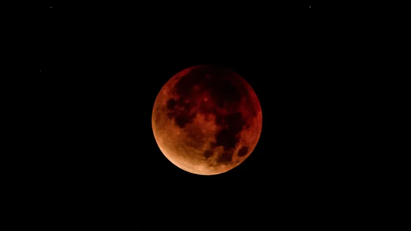 Vineri noapte, cea mai lungă eclipsă de Lună din secolul XV până în prezent/foto: news9