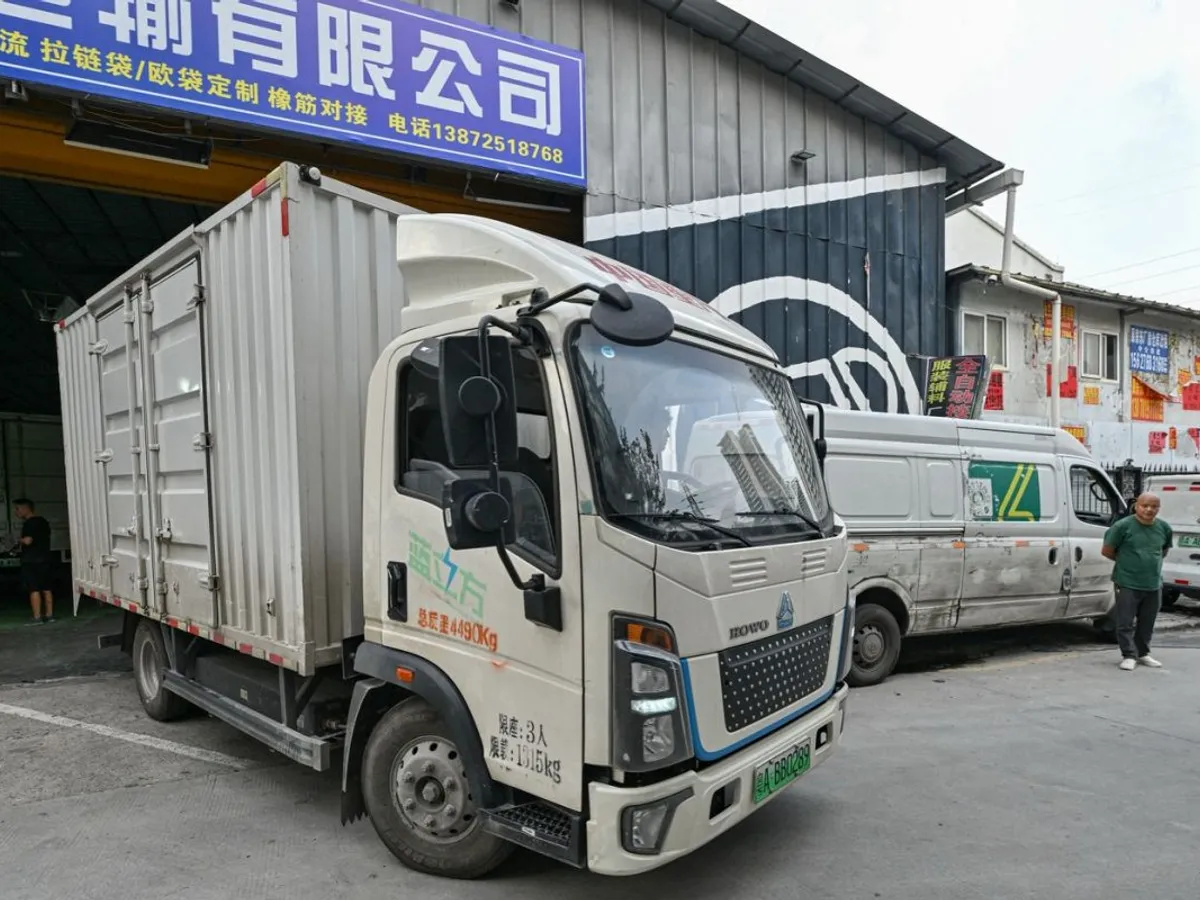 Un camion cu mărfuri pentru livrare părăsește un depozit cu colete ale gigantului chinez online Temu - Foto: Profimedia Images