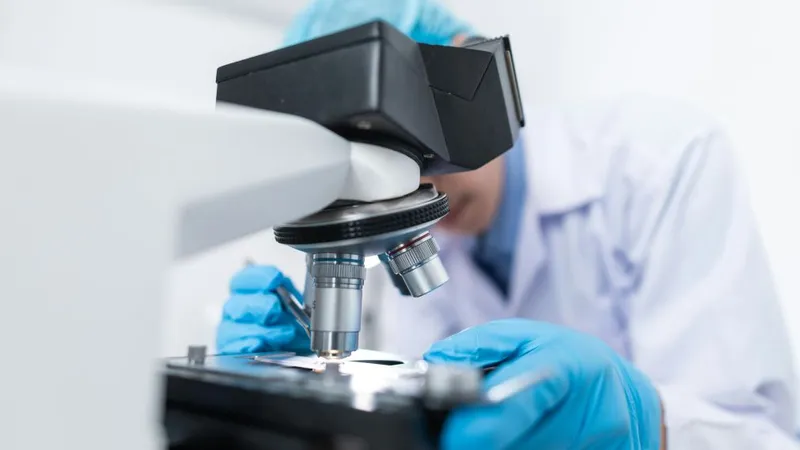 Cercetător analizând o probă la microscop - Foto: Pexels/Chokniti Khongchum