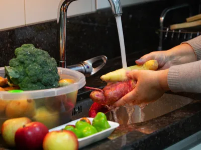 Cum se spală fructele și legumele pentru a elimina pesticidele. Ce produse se păstrează în frigider și care la temperatura camerei