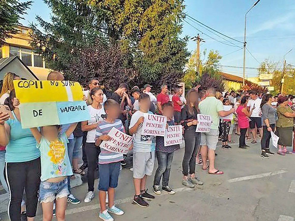 „Copiii nu sunt de vânzare“, susțin locuitorii din Baia de Aramă, care cred că familiei Șărămăt i se face o nedreptate