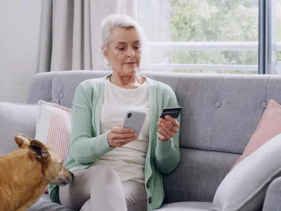 Pensionară la pensie cu un câine - Foto: Freepik