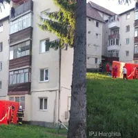 Amenința că se aruncă de la balcon. O femeie, 61 de ani, salvată de poliţiştii din Miercurea-Ciuc - Foto: IPJ Harghita(imagine cu caracter ilustrativ)