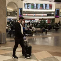 La Ben Gurion, toţi pasagerii care sosesc, israelieni sau străini, sunt în prezent direcţionaţi către centre de testare PCR -Foto: Profimedia Images